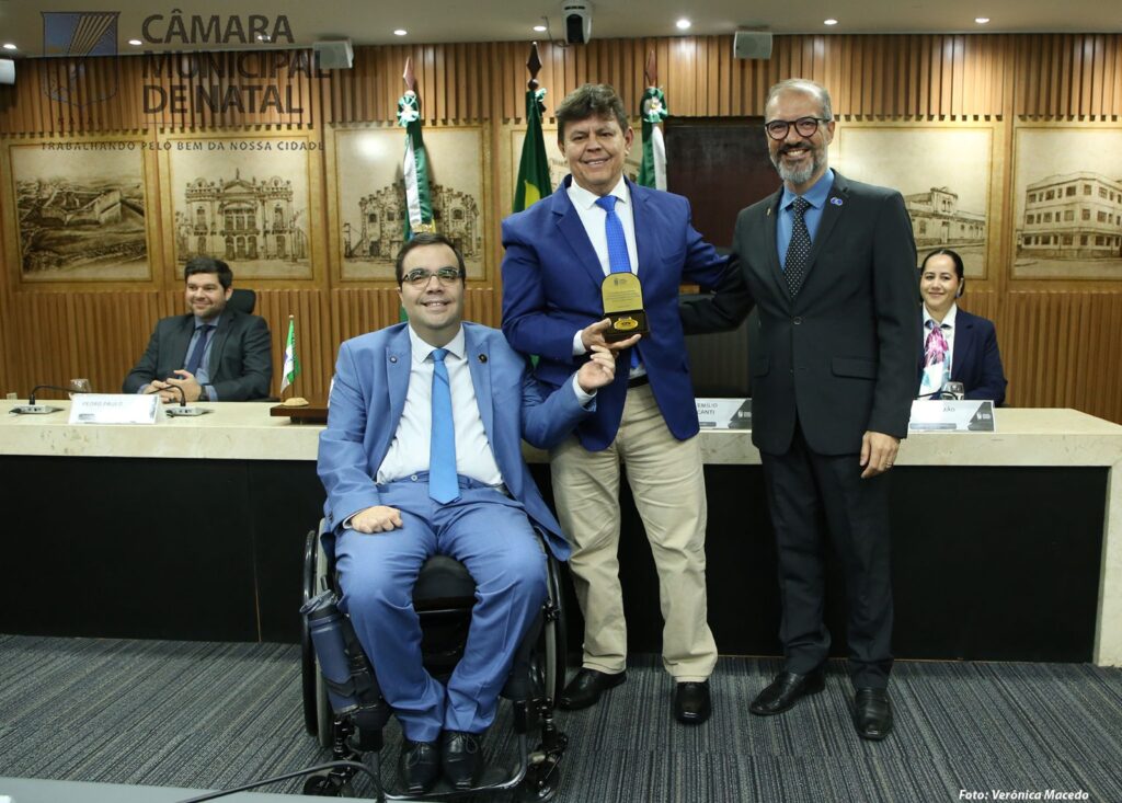 Colaborador da Funpec é homenageado com Comenda ‘Cristina Varela” na Câmara Municipal de Natal/RN